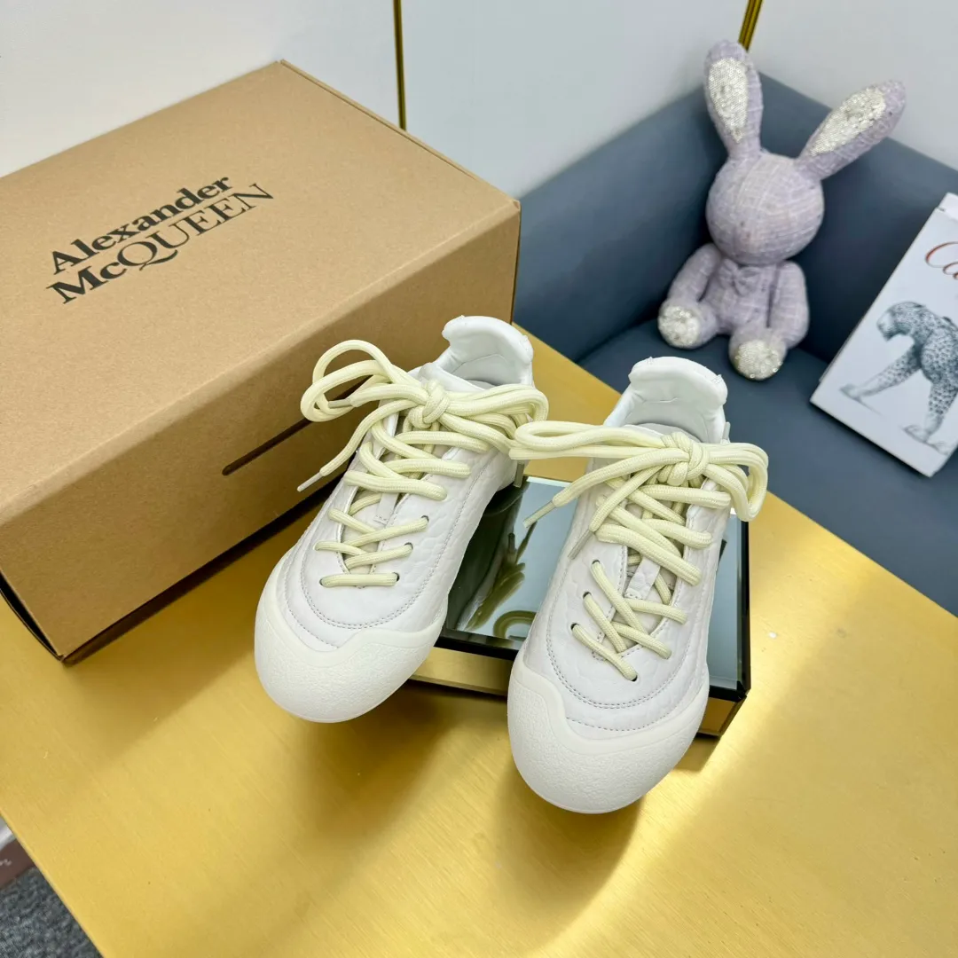 👟👟Ex-factory price 600👟👟 Men's size +10 The latest popular couple model ALEXANDER MCQUEEN/Alexander McQueen 24ss The latest autumn and winter Flexion series retro casual sneakers Original purchase development and production This Flexion Off white tone grain leather low-top sneakers use different sizes of laces and are matched with lightweight segmented soles inspired by anatomy. The reverse skull pattern is embossed on the heel. Fabric: Original customized imported first-layer cowhide. Lining: Customized imported breathable mesh lining. Sole: Original open-molded non-slip TPU material. Size: #Female model 35-40 #Men's model 39-45 (custom-made 45 non-returnable)